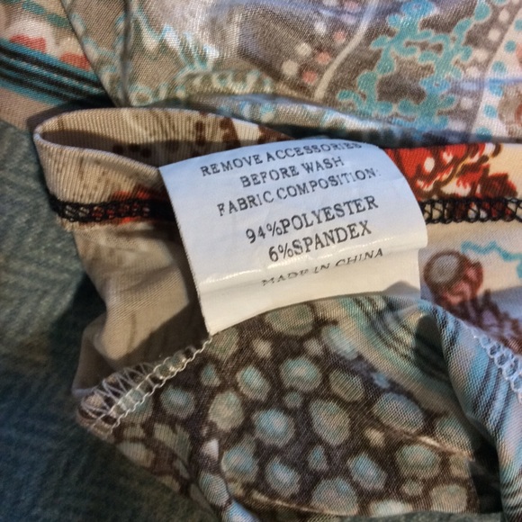 Me‘chant  Tunic top tan blue floral shark bite M - Picture 9 of 9